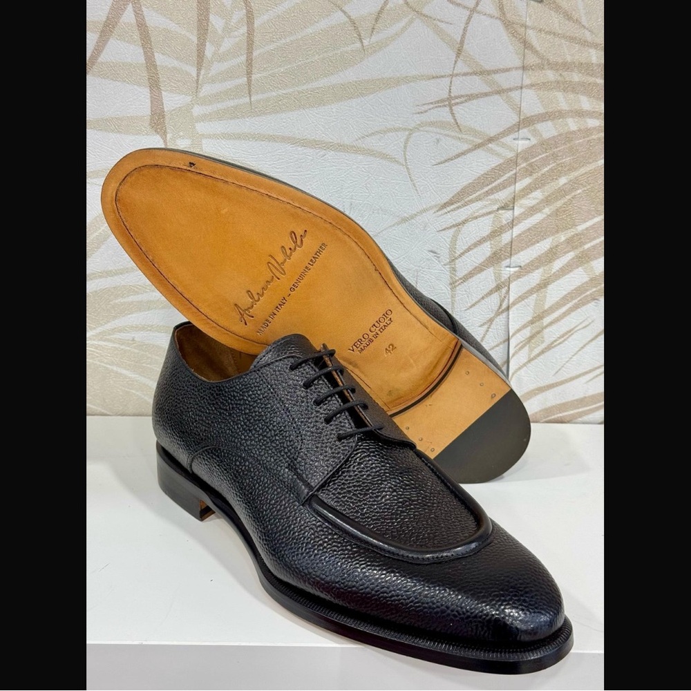 Black leather classic Oxford dress shoe. Made in Italy.